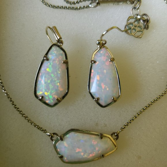 Kendra Scott set Cami and Camelia in white kyocera opal and gold, preloved - Picture 3 of 10